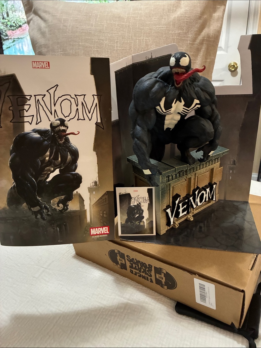 VENOM 1:6TH SCALE COLLECTIBLE WITH SCENE & COMIC (VENOM #5)